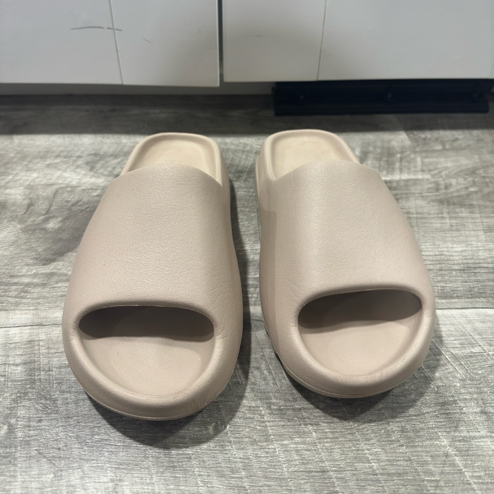 adidas Yeezy Slide
Pure